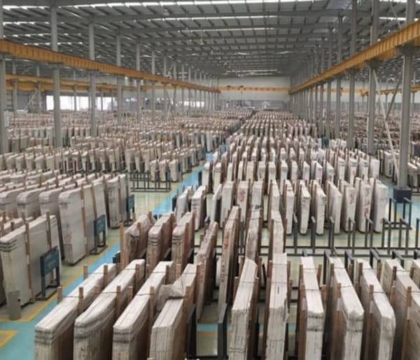 Белый мрамор в слэбах на заводе Китай